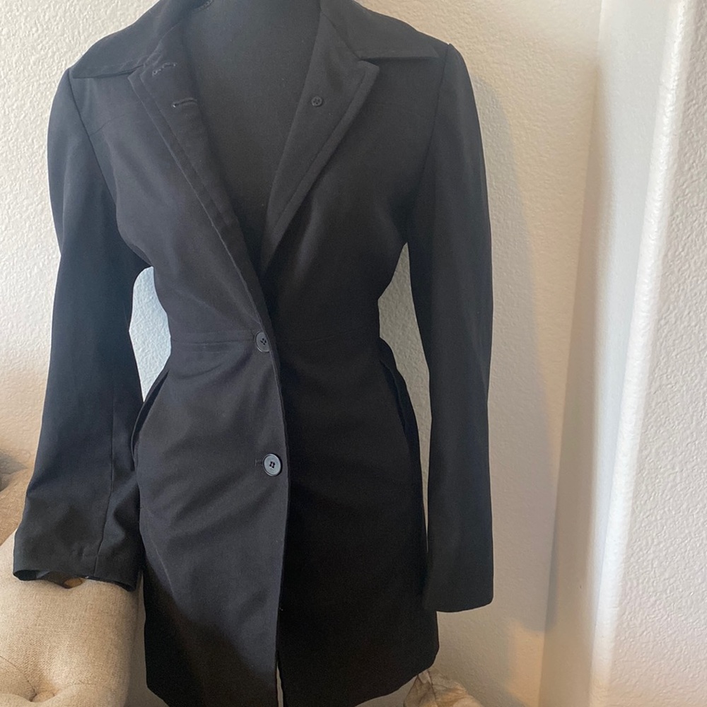 Black 90s/2000s light trench jacket, perfect for fall. Double lined, size medium